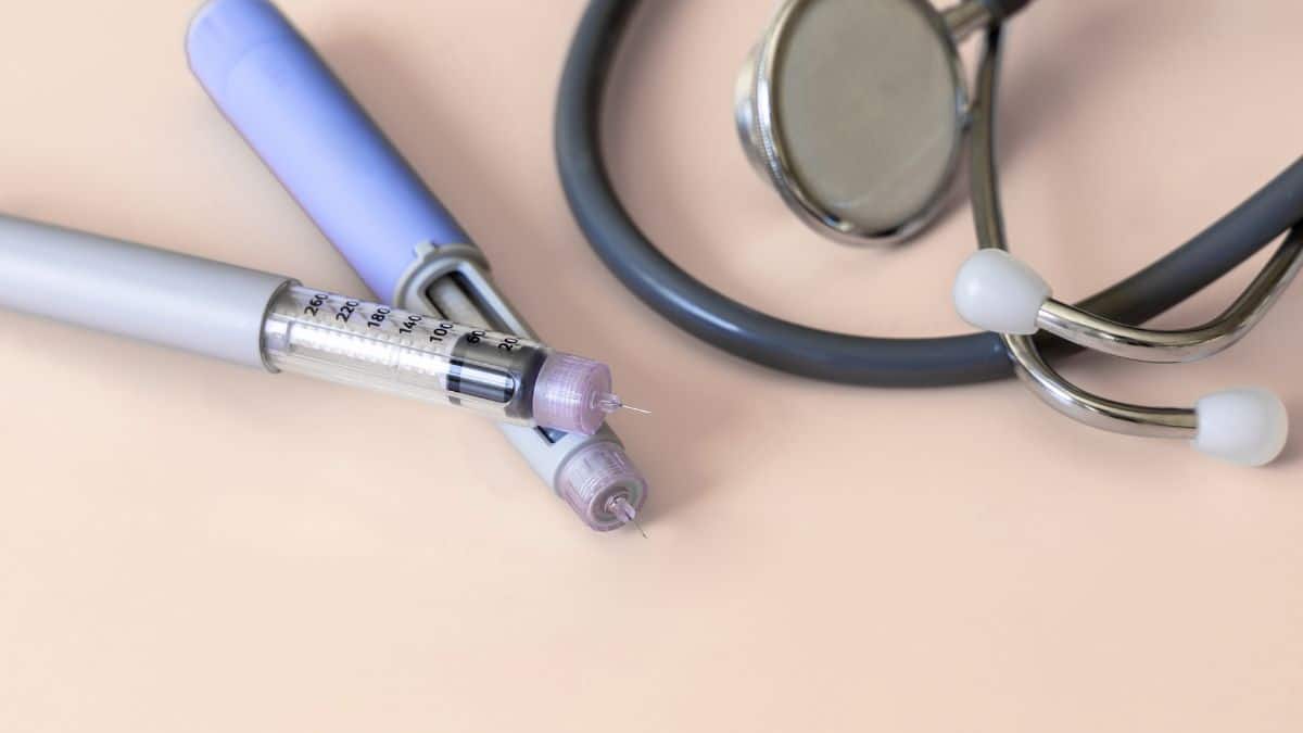 Canetas emagrecedoras injetáveis ao lado de estetoscópio, representando riscos do uso sem procedência e sem acompanhamento médico