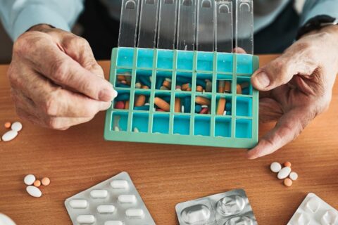 Tirar o remédio da embalagem pode comprometer sua saúde? Entenda os riscos