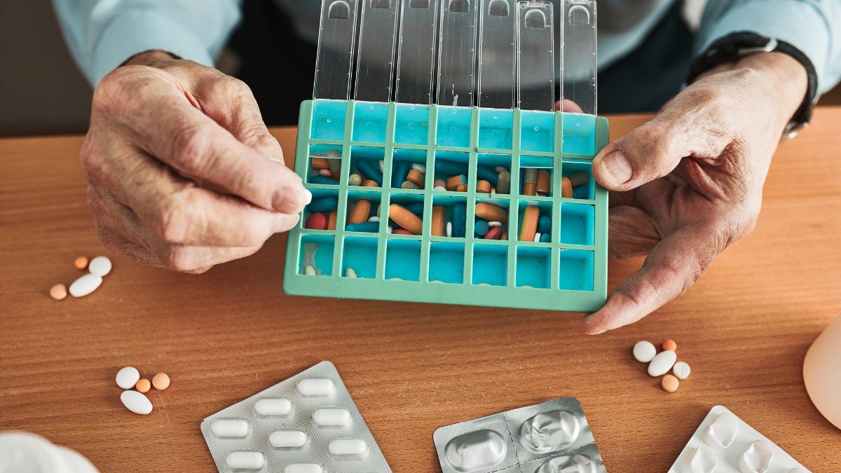 Tirar o remédio da embalagem pode comprometer sua saúde? Entenda os riscos