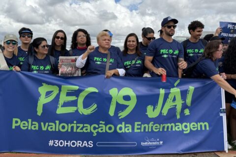 Enfermagem mobiliza milhares em Brasília por reajuste do piso e avanço da PEC 19