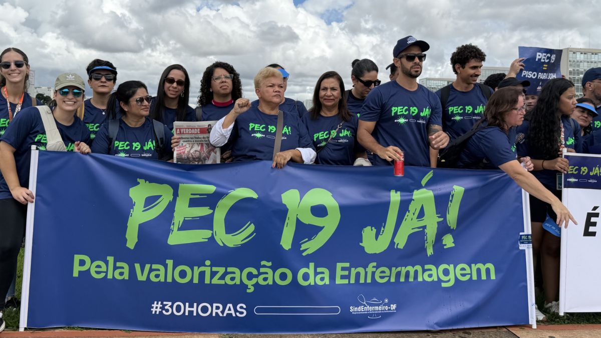 Enfermagem mobiliza milhares em Brasília por reajuste do piso e avanço da PEC 19