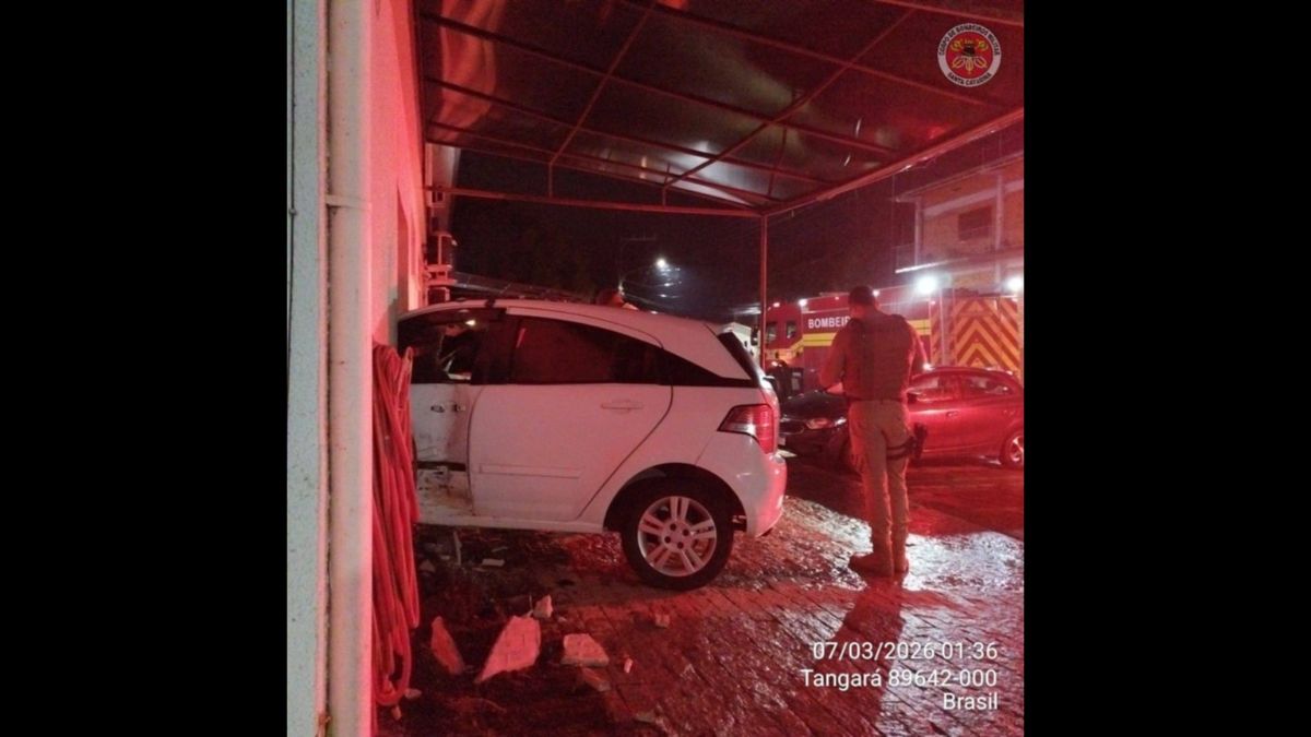 Unidade Básica de Saúde de SC é atingida por carro nesta madrugada de sábado