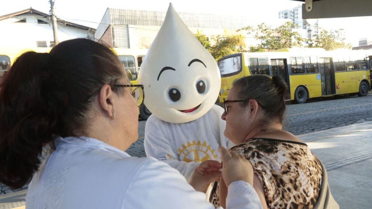 Joinville libera vacina em terminais de ônibus e no festival literário