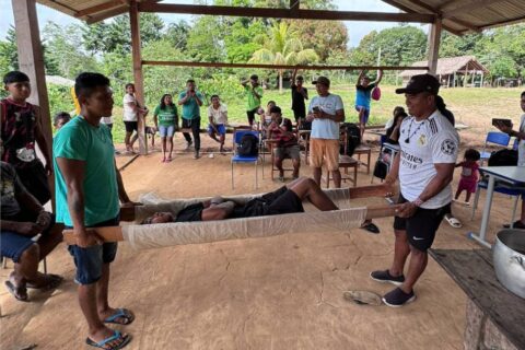 Médicos ensinam primeiros socorros nas aldeias remotas da Amazônia