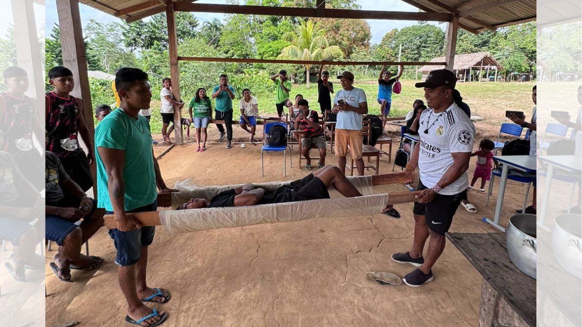 Médicos ensinam primeiros socorros nas aldeias remotas da Amazônia