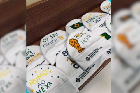 Bebês recém-nascidos ganham touquinhas personalizadas em época de Copa do Mundo em hospital de SC
