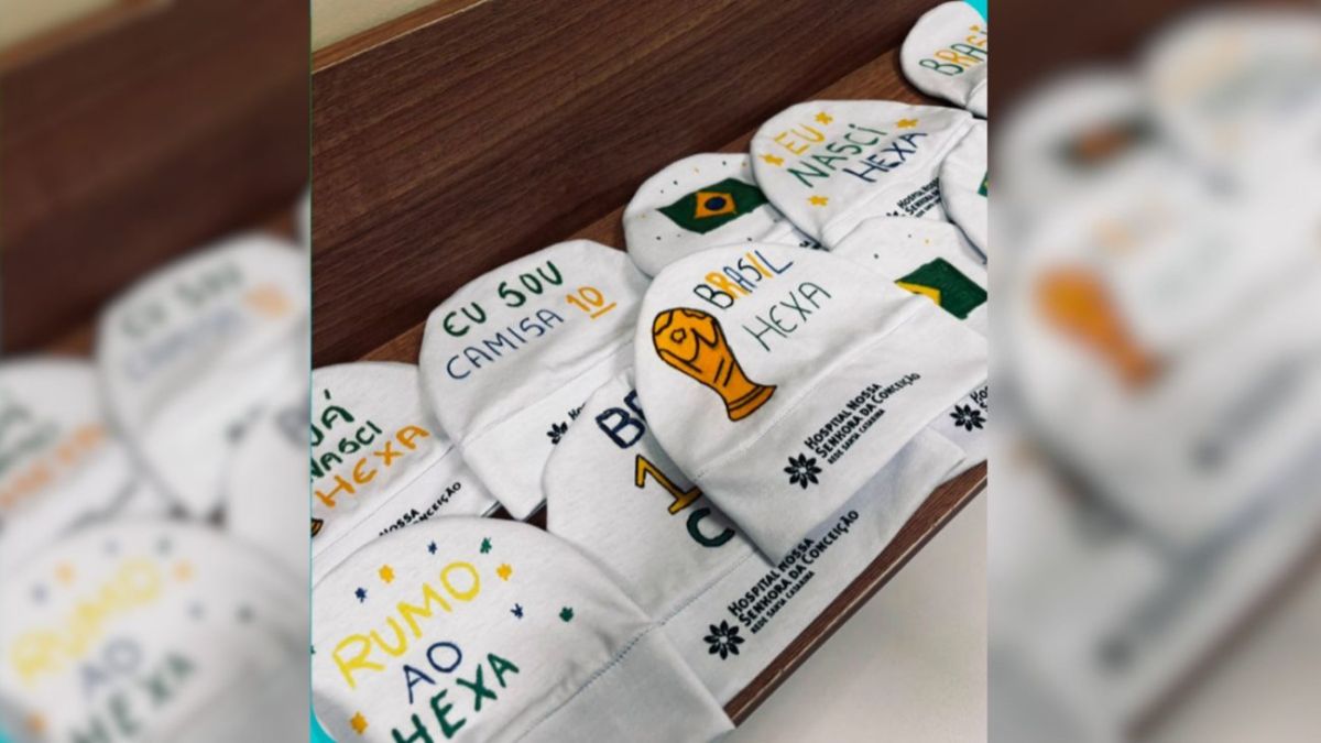 Bebês recém-nascidos ganham touquinhas personalizadas em época de Copa do Mundo em hospital de SC