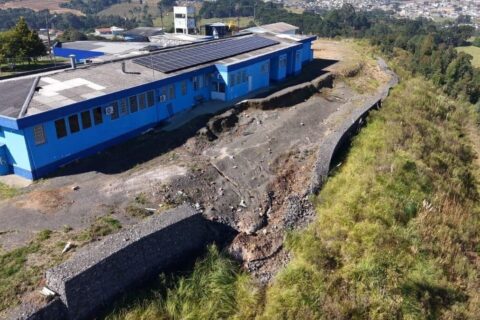 Hospital municipal de Correia Pinto é interditado por risco de deslizamento