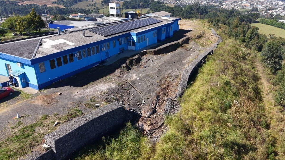 Hospital municipal de Correia Pinto é interditado por risco de deslizamento